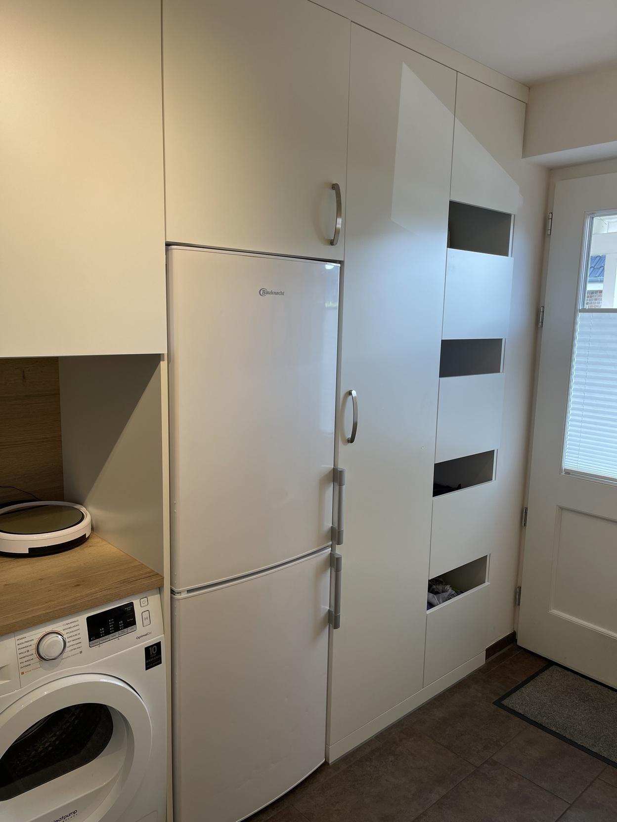 Wandschank Weißer Wandschrank in einer Küche