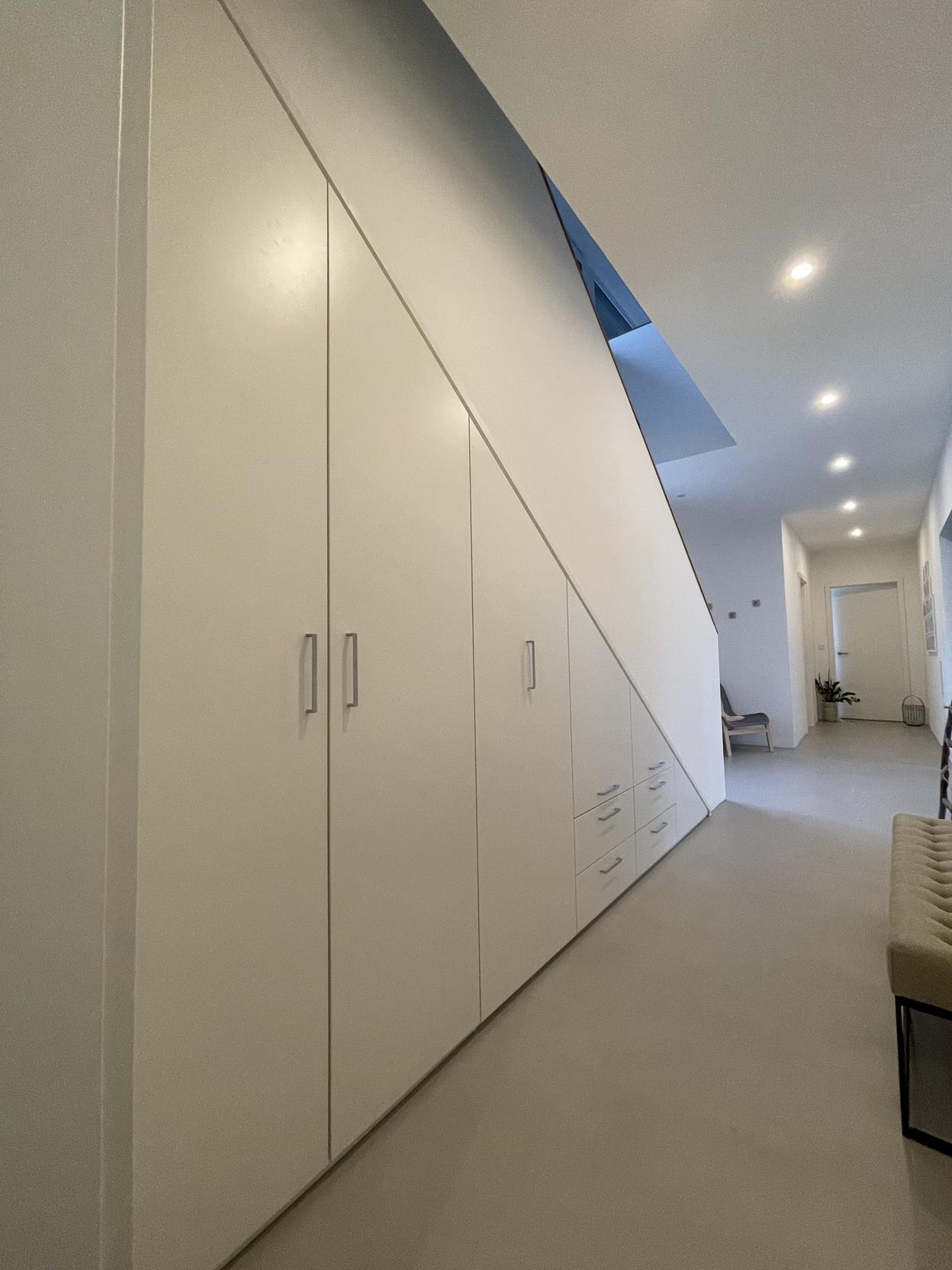 Abfallender Wandschrank Abfallender weißer Wandschrank aus Holz