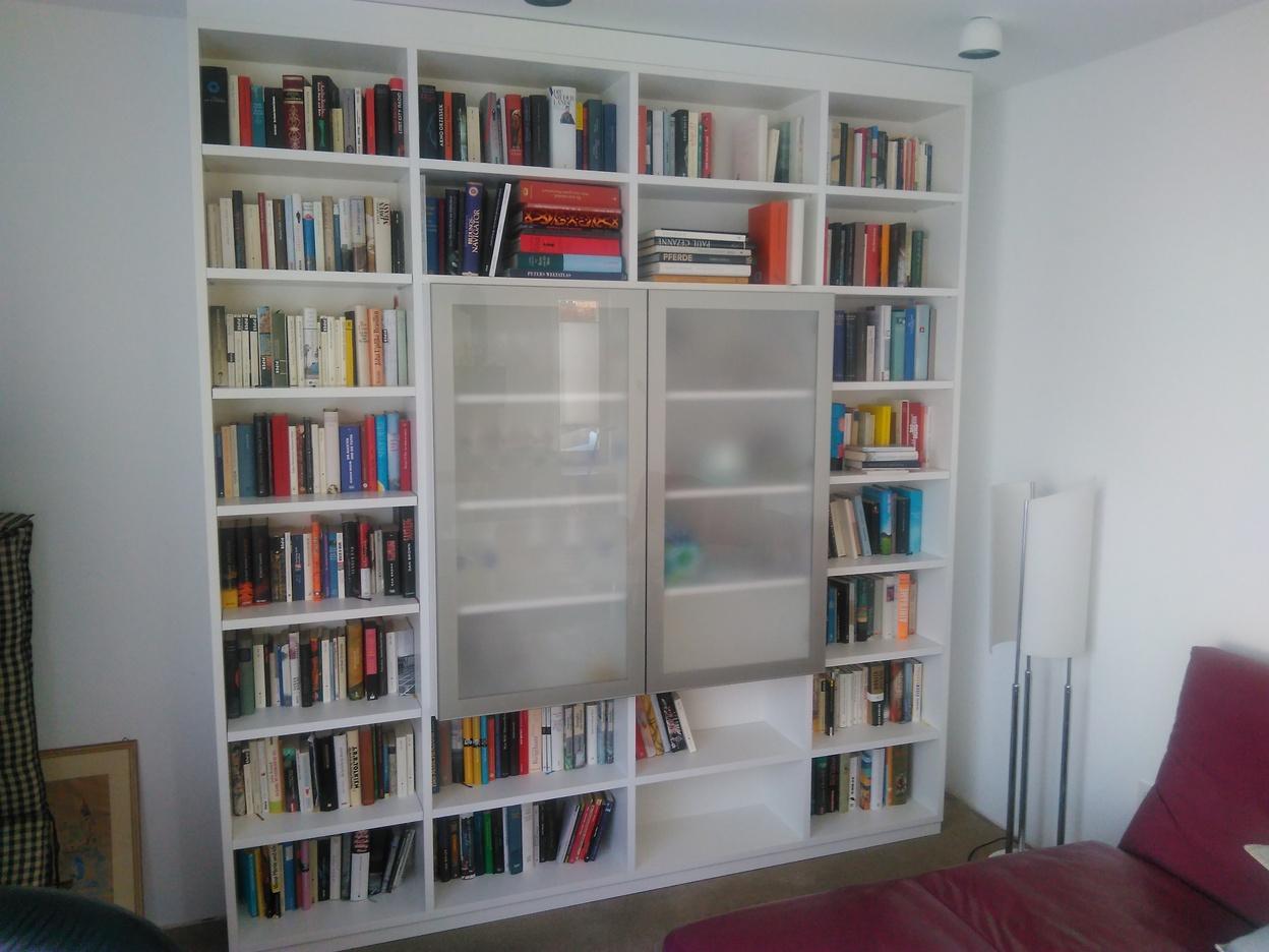Bücherregal nach Maß Individuell maßgefertigtes Bücherregal in weißem Holz und mit Glaselementen