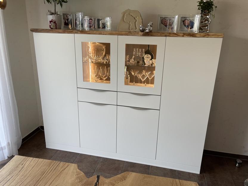 Regal nach Maß Weißes Regal nach Maß aus Holz mit Glaseinsatz