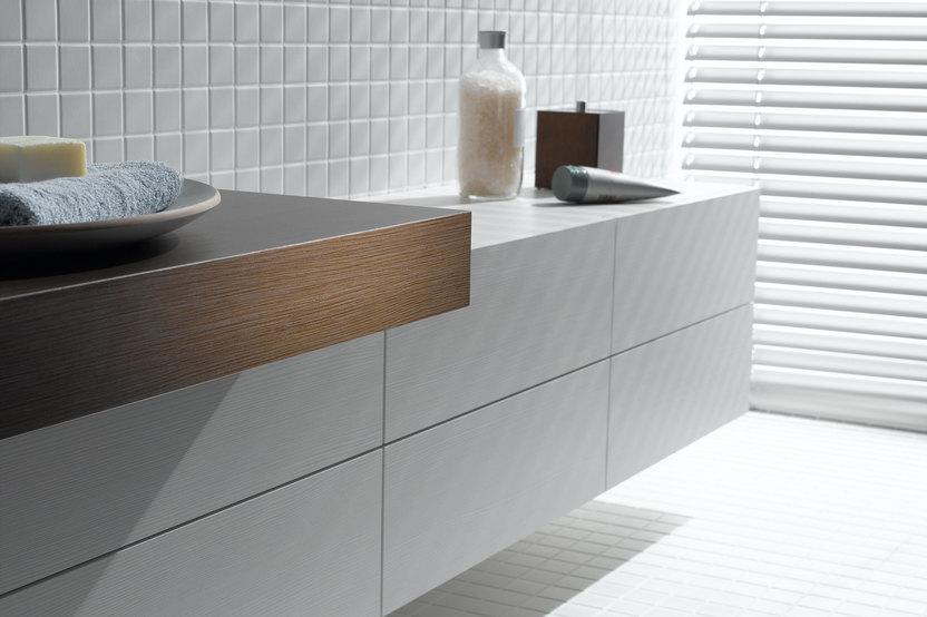 Waschtischunterschrank Detailaufnahme Detailaufnahme eines weißen Waschtischunterschrankes mit dunkler Waschtischplatte