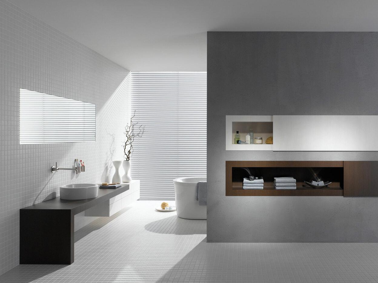 Badezimmerimpression mit Trennwand Badezimmerimpression mit stilvoller Trennwand mit Einbauregal.