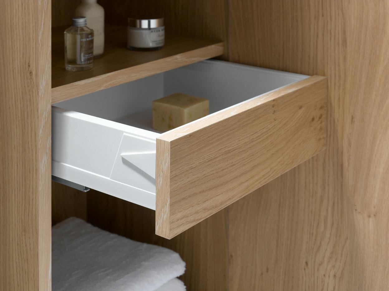 Schubladenelement im Badschrank Schubladenelement mit veredeltem Holz im Badschrank