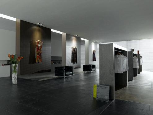 Impressionen eines Designerladens für Bekleidung Impressionen eines hochwertigen Bekleidungsladens mit Weitläufigkeit und Einrichtung in Betonoptik