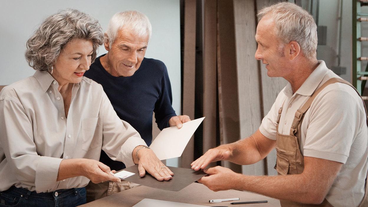 Oberflächenberatung durch Tischler Oberflächenberatung mit fühlbarer Oberflächenstruktur durch Tischler für Eheleute