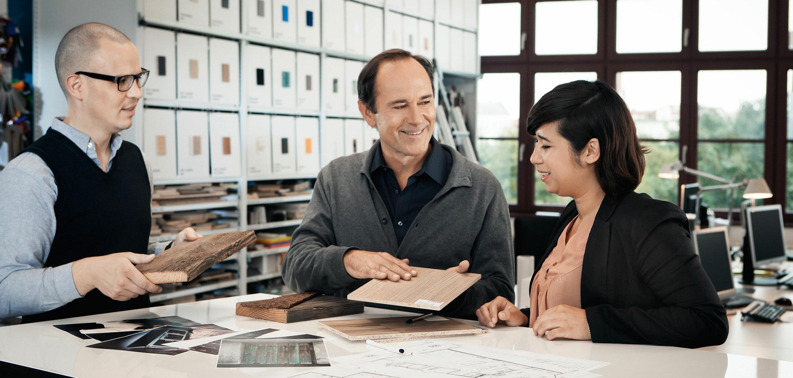 Oberflächenberatung für Kunden Beratung zu verschiedenen Holzoberflächen zwischen Berater und Eheleuten