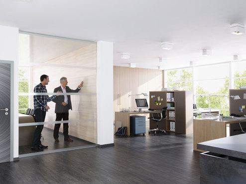 Impression eines Büros mit abgeschlossenem Raum. Impression eines Büros mit abgeschlossenem Raum mit Glaswand und offener Bürogestaltung.
