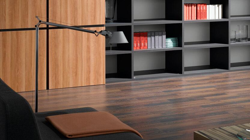 Detailaufnahme einer Regal-Schrank Kombination Detailaufnahme eines schwarz lackierten Bücherregals in Kombination mit quadratischen Holztüren für geschlossene Regalseite.