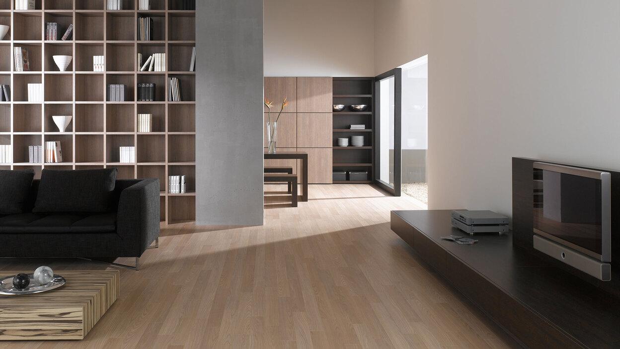 Offene Wohnraumimpression mit Einbauregal in Trennwand Offene Wohnraumimpression mit Einbauregal für Bücher und Dekoration in Trennwand mit hellem Holzboden