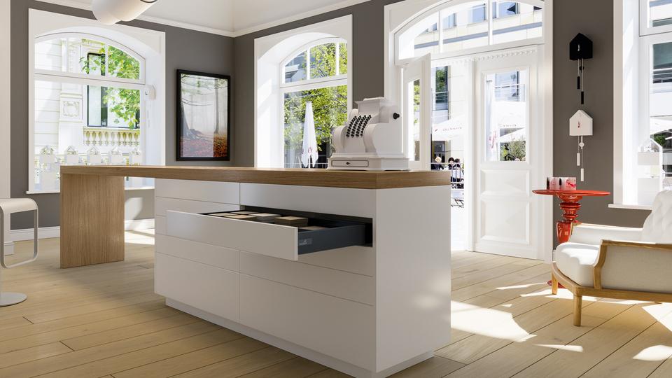 Offene Esszimmergestaltung mit Küchentresen Offene Esszimmergestaltung mit Küchentresen, weiß lackiert und naturbelassenes Holz in Kombination mit Schubladen.