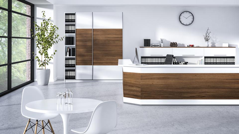 Küchenimpression in weiß mit Holzakzenten Küchenimpression in weiß mit dunkleren Holzakzenten und kleinem Esstisch