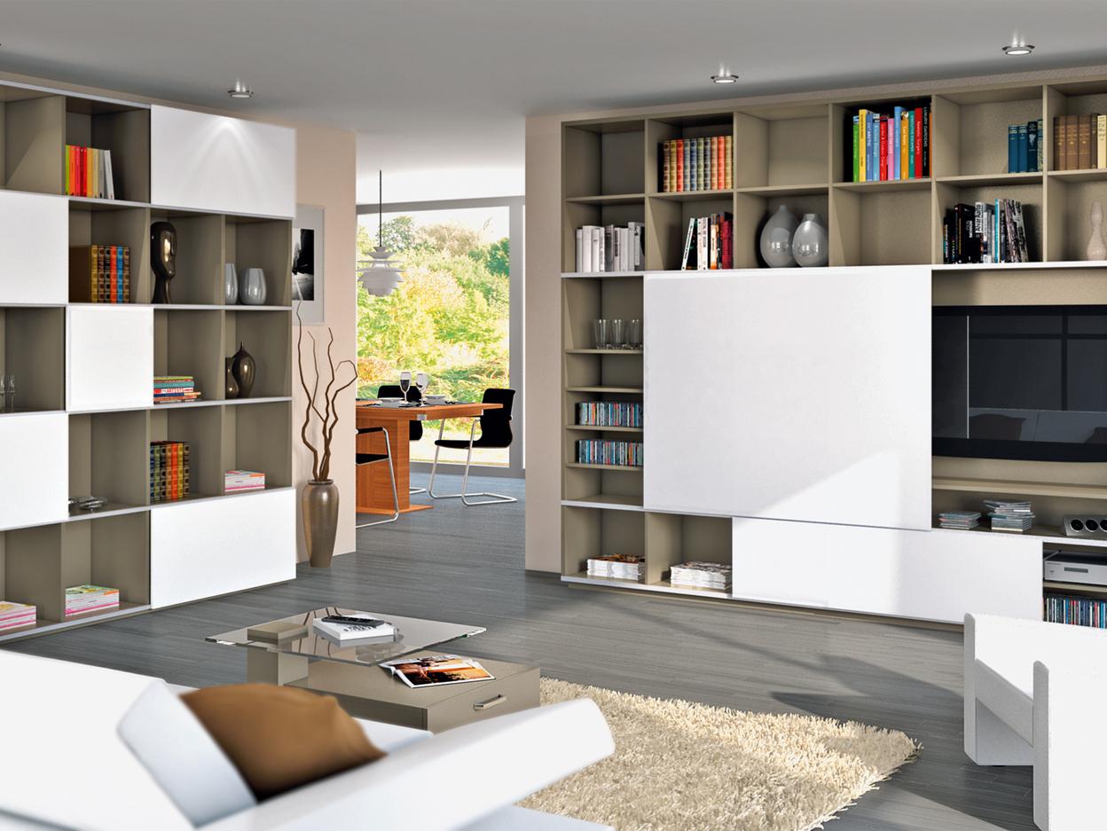 Wohnraumimpression mit Einbauregalen und flexiblen weißen Schiebtürelementen Wohnraumimpression mit Einbauregalen und mehreren weißen Schranktüren in Kombination mit weißem Sofa neu sortiert