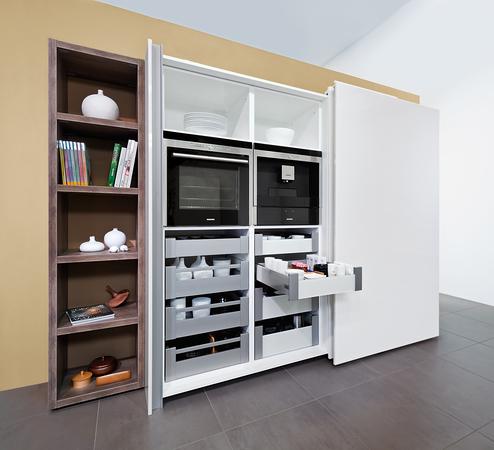 Detailaufnahme eines Küchenschrankes mit Schiebetür Detailaufnahme eines Küchenschrankes mit Schiebetür, verstecktem Ofen und Mikrowelle und Schubladenelementen