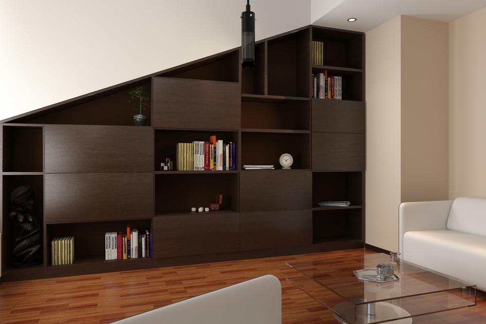 Dunkler Einbauschrank an Dachschräge mit offenen und geschlossenen Regalen Dunkler Einbauschrank an Dachschräge mit offenen und geschlossenen Regalen für Wohnbereiche