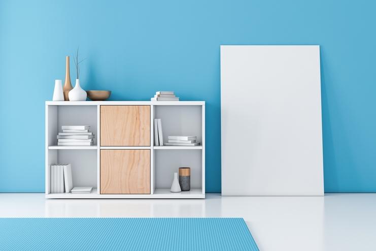 Regal individuell gestalten Blaue Wand und weißes Regal mit verschiedenen Fächern