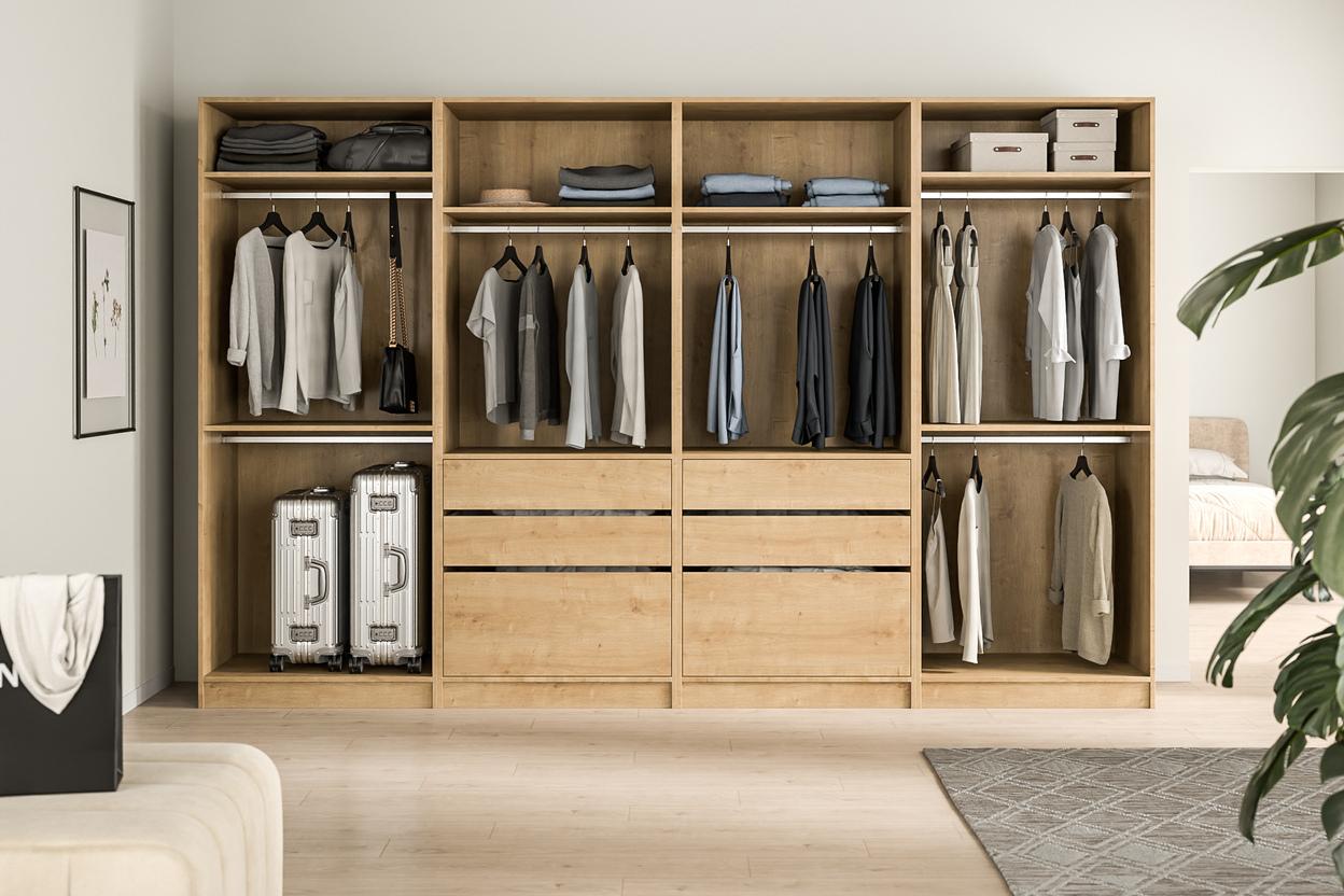 Maßgeschneiderter Kleiderschrank aus Holz mit eleganter Inneneinteilung Maßgefertigter Holzkleiderschrank offenbart durchdachte Fächer, Schubladen und Kleiderstangen, umkleidet von warmen Holztönen.