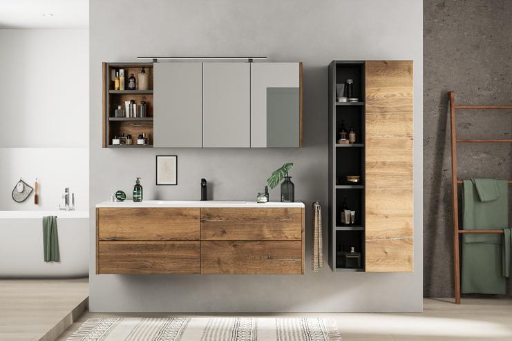 Maßgefertigtes Bad mit Holzdesign und moderner Ästhetik Individuell gestaltetes Bad mit rustikalem Holzwaschtisch, eingebauten Spiegelschränken und einer harmonischen Kombination aus Naturmaterialien und modernen Formen.