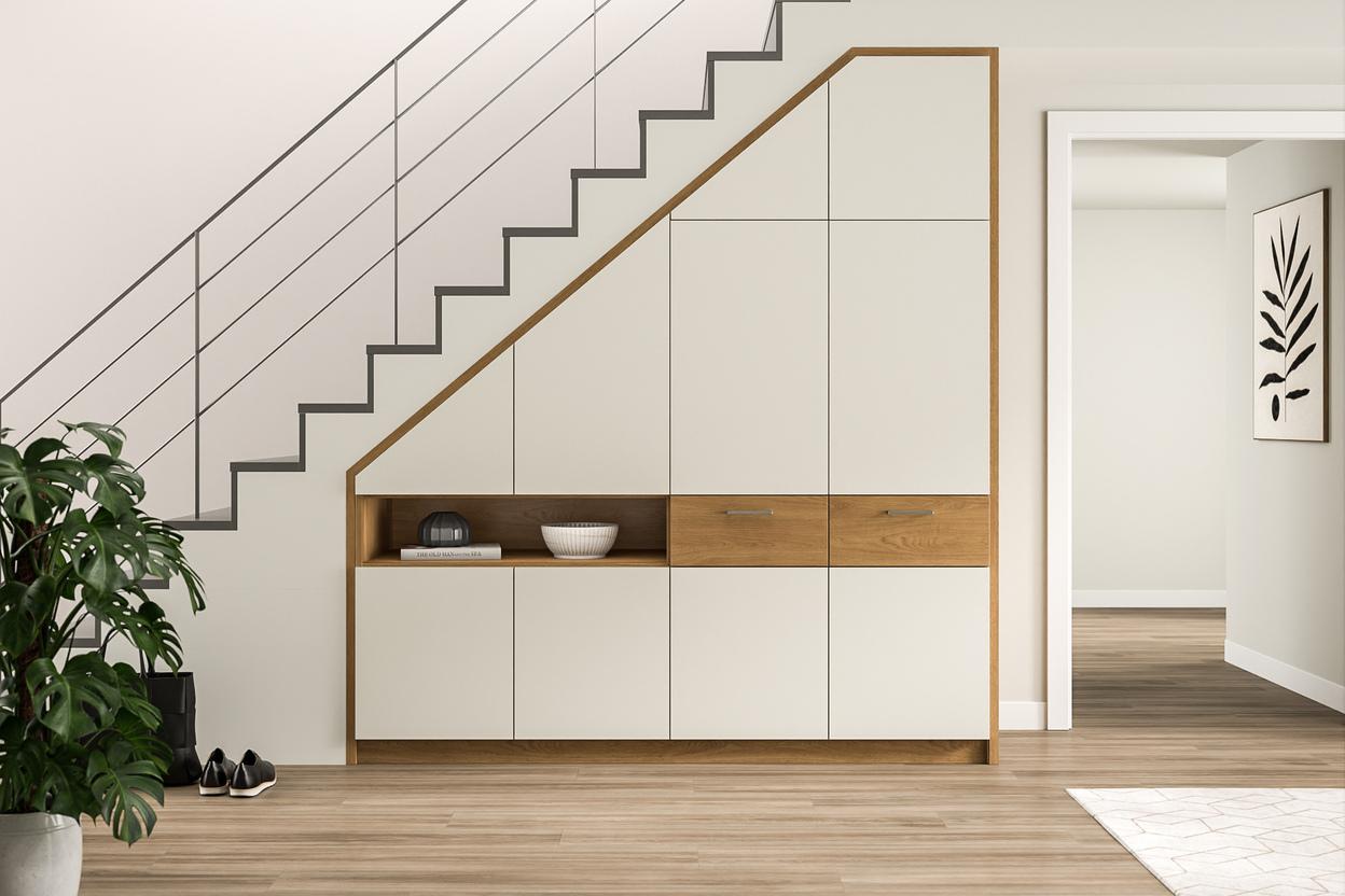 Maßgeschneiderter Schrank unter der Treppe im Eingangsbereich. Intelligente Stauraumlösung unter einer Treppe mit einem maßgefertigten Schrank in Cremeweiß und Holzoptik, ideal für die aufgeräumte Gestaltung des Eingangsbereichs.