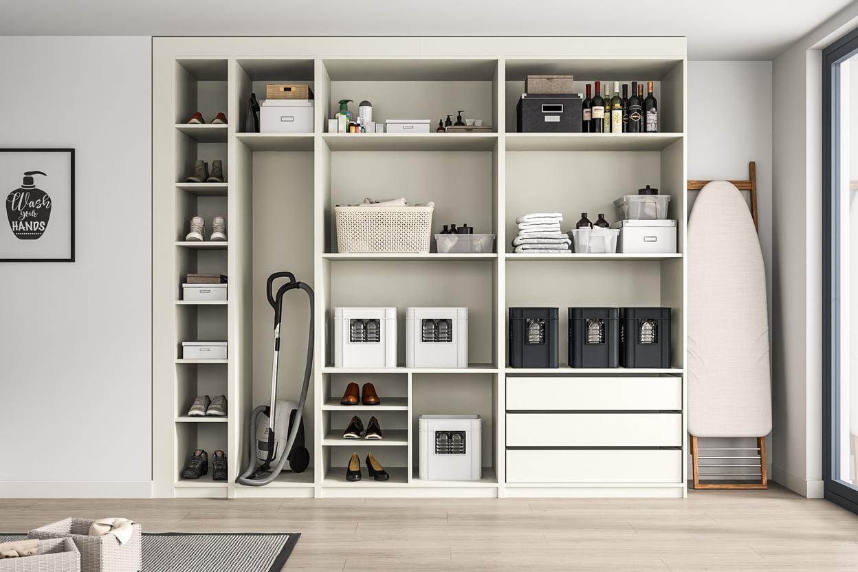 Maßgeschneiderter Aufbewahrungsschrank im Wirtschaftsraum. Ein maßgefertigter, offener Schrank in Cremeweiß bietet vielseitigen Stauraum mit Regalen, Schubladen und speziellen Fächern für Haushaltsgegenstände.