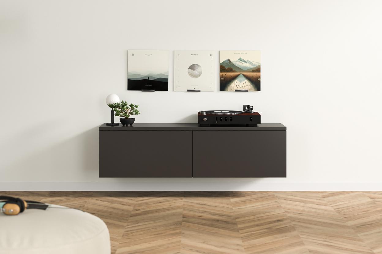 Modernes Hängeboard nach Maß mit minimalistischer Ausstrahlung Dunkelgraues, maßgefertigtes Hängeboard mit klaren Linien und Plattenspieler, akzentuiert durch eine Pflanze und kunstvolle Bilder an der Wand darüber.