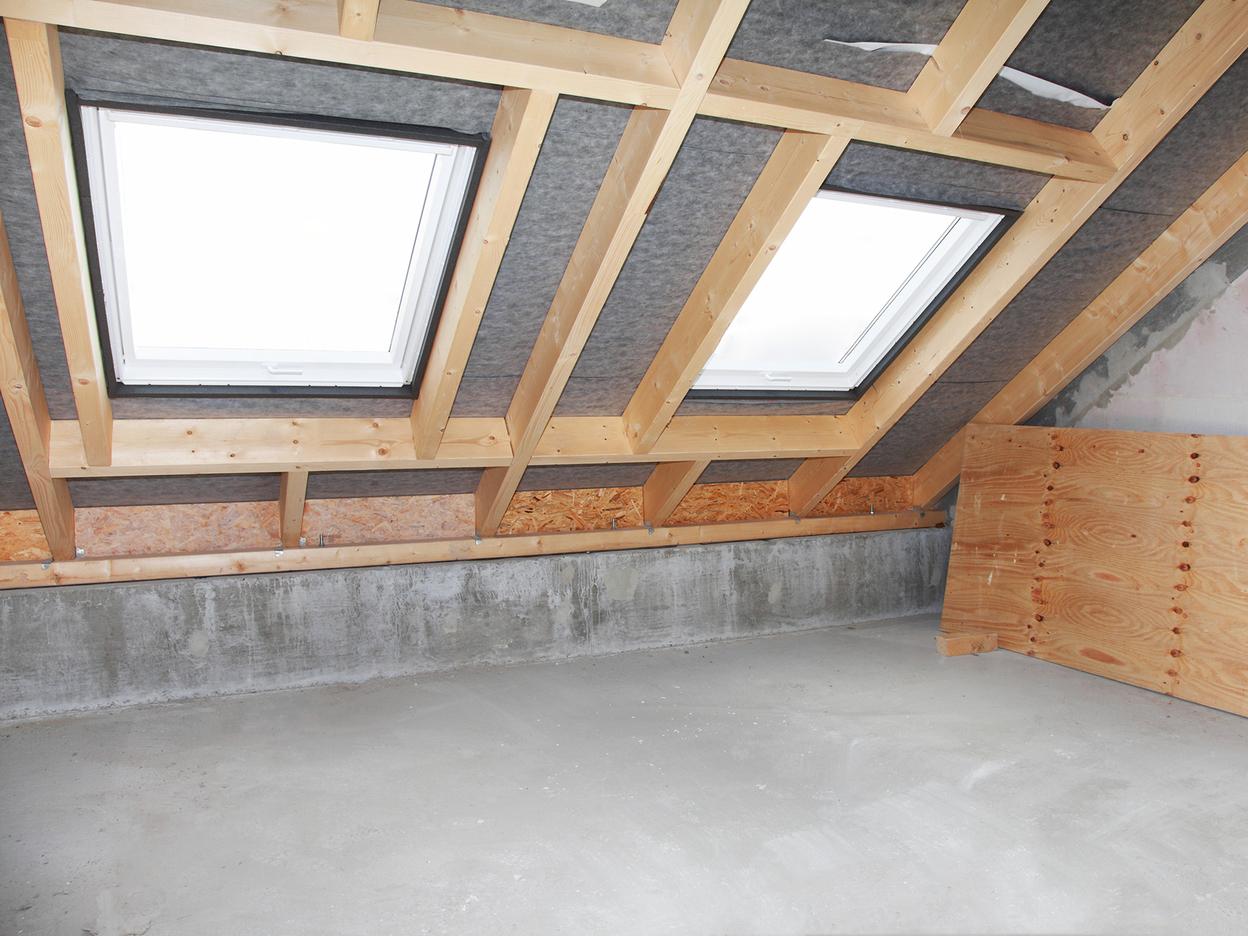 Rohbau Dachboden mit zwei Fenstern Rohbau Dachboden mit zwei Fenstern